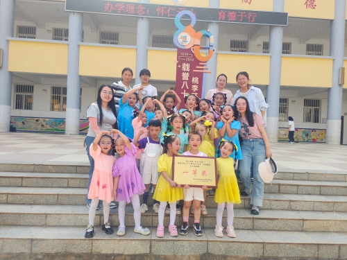 甸沙乡乡中心幼儿园在昆明市第三十六届学生艺术节（寻甸赛区）比赛乡中心幼儿园在昆明市第三十六届学生艺术节（寻甸赛区）比赛中表现出色，获幼儿组群舞一等奖优异成绩。