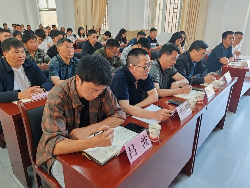 先锋镇召开2025年第20次干部职工工作例会暨集体学习